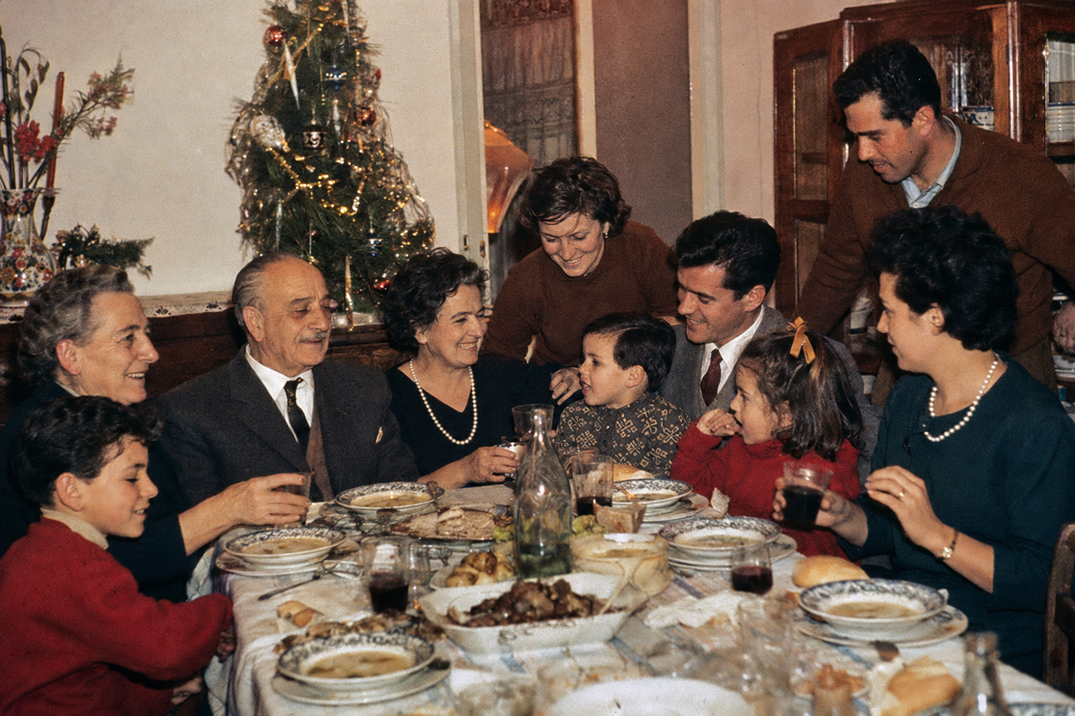 Escena ficticia de la Navidad de la familia Briones en 1964